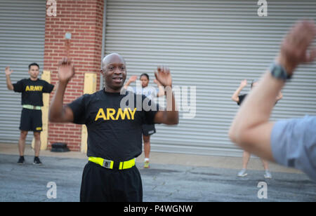 Command Sgt. Maj. Ronnie Bauer, command Sergeant Major, 335.- Signal (Theater), Group Fitness Training führt in den Sitz in East Point, Georgien Mai 10. Die Veranstaltung umfasste physischen Readiness Training Warm-ups, Krafttraining und eine 1,5 Meile laufen, sowie die Übungen zu kühlen. Stockfoto