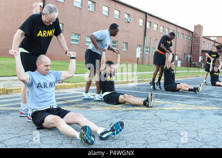 Soldaten der 335.- Signal (Theater), einen physischen Widerstand Übung während der körperlichen Fitness Training am Gerät Sitz in East Point, Georgien 10. Mai durchführen. Der Fall, bewirtet durch Befehl Sgt. Maj. Ronnie Bauer, command Sergeant Major, 335 SC (T) physische Readiness Training Warm-ups, Krafttraining und eine 1,5 Meile laufen. Stockfoto