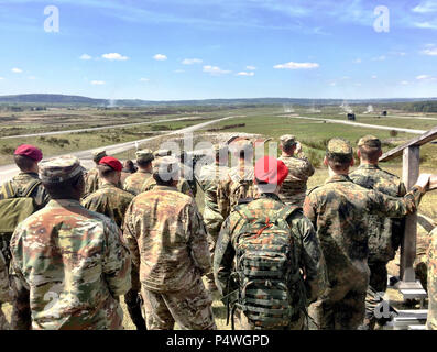 Deutsche Soldaten und US-Soldaten in die 3. gepanzerte Brigade Combat Team zugeordnet, 4 Infanterie Division watch Tank crews mit der 1 Battalion, 66th Panzer Regiment, wie sie in der offensive Operationen Ereignis während der starken Europa Tank Herausforderung bei Grafenwöhr Training Area, Deutschland, 10. Mai 2017 antreten. Der Wettbewerb wurde entwickelt, um eine dynamische Präsenz, Förderung der militärischen Partnerschaft Projekt, fördern die Interoperabilität und eine Umgebung für den Austausch von Taktiken, Techniken und Verfahren unter Rüstung platoons aus Deutschland, Frankreich, Österreich, Polen, der Ukraine und den USA bieten Stockfoto