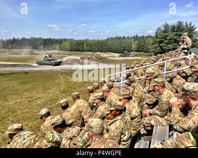 Soldaten vom 3. gepanzerte Brigade Combat Team, 4 Infanterie Division, Watch tank Crews aus 1 Battalion, 66th Panzer Regiment, konkurrieren in der offensive Operationen Ereignis während der starken Europa Tank Herausforderung bei Grafenwöhr Training Area, Deutschland, 10. Mai 2017. Der Wettbewerb soll eine dynamische Präsenz, Förderung der militärischen Partnerschaft Projekt, fördern die Interoperabilität und eine Umgebung für den Austausch von Taktiken, Techniken und Verfahren unter Rüstung platoons aus Deutschland, Frankreich, Österreich, Polen, der Ukraine und den USA bieten Stockfoto