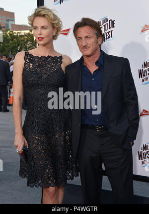 Charleze Theron, Sean Penn an der eine Million Möglichkeiten, im Westen an der Westwood Village Theater in Los Angeles. Charleze Theron, Sean Penn 102 - - - - - - - - - - - - - Red Carpet Event, Vertikal, USA, Filmindustrie, Prominente, Fotografie, Bestof, Kunst, Kultur und Unterhaltung, Topix Prominente Fashion/Vertikal, Besten, Event in Hollywood Leben - Kalifornien, roten Teppich zu sterben und backstage, USA, Film, Stars, Film Stars, TV Stars, Musik, Promis, Fotografie, Bestof, Kunst, Kultur und Unterhaltung, Topix, Vertikal, Familie von aus dem Jahr 2014, Anfrage tsuni@Gam Stockfoto