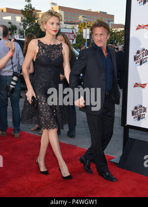 Charleze Theron, Sean Penn an der eine Million Möglichkeiten, im Westen an der Westwood Village Theater in Los Angeles. Charleze Theron, Sean Penn 106 - - - - - - - - - - - - - Red Carpet Event, Vertikal, USA, Filmindustrie, Prominente, Fotografie, Bestof, Kunst, Kultur und Unterhaltung, Topix Prominente Fashion/Vertikal, Besten, Event in Hollywood Leben - Kalifornien, roten Teppich zu sterben und backstage, USA, Film, Stars, Film Stars, TV Stars, Musik, Promis, Fotografie, Bestof, Kunst, Kultur und Unterhaltung, Topix, Vertikal, Familie von aus dem Jahr 2014, Anfrage tsuni@Gam Stockfoto