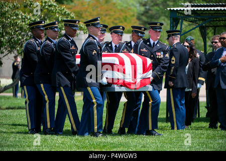 Die Mitglieder des 3D-US-Infanterie Regiment (Die Alte Garde) beteiligen sich am Grabe Service für U.S. Army Staff Sgt. Mark de Alencar, ein Special Forces Waffen Sergeant auf das erste Bataillon zugeordnet, 7th Special Forces Group (Airborne), in den nationalen Friedhof von Arlington, Arlington, Virginia, 10. Mai 2017. De Alencar wurde in Abschnitt 60 mit allen militärischen Ehren beigesetzt. Stockfoto