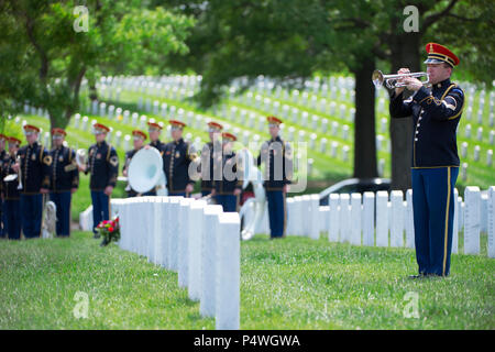 Die Mitglieder des 3D-US-Infanterie Regiment (Die Alte Garde) beteiligen sich am Grabe Service für U.S. Army Staff Sgt. Mark de Alencar, ein Special Forces Waffen Sergeant auf das erste Bataillon zugeordnet, 7th Special Forces Group (Airborne), in den nationalen Friedhof von Arlington, Arlington, Virginia, 10. Mai 2017. De Alencar wurde in Abschnitt 60 mit allen militärischen Ehren beigesetzt. Stockfoto