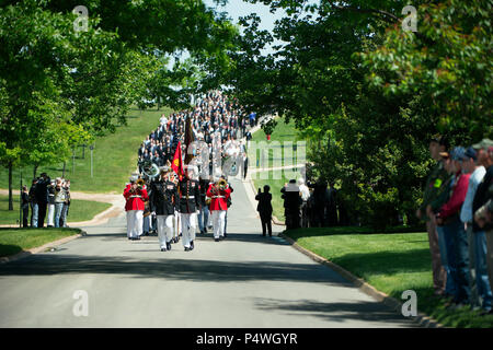 Mitglieder des Marine Corps Trauerzug nehmen Sie Teil an den graveside Service für Marine Corps Finden 1. Leutnant William Ryan, in Arlington National Cemetery, Arlington, Va, 10. Mai 2017. Erklärt verstorbenen ab Mai 11, 1969, Ryan's Überreste aus dem Vietnam Krieg fehlten, bis durch Verteidigung POW/MIA Accounting Agentur (DPAA) im Jahr 2016 von einer ausgegrabenen Absturzstelle in der Nähe von Ban Alang Noi, Laos identifiziert. Ryan's Überreste wurden in Abschnitt 60 zurückgeführt. Stockfoto