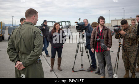 Medien führen ein Interview mit US Marine Corps Sgt. Andrew Berry eine Avionik Techniker, mit Marine Fighter Attack Squadron (Vmfa) 121 B auf der F-35 Lightning II, an Joint Base Elmendorf-Richardson, Alaska, am 10. Mai 2017, während der Übung nördlichen Rand 17. Nördlichen Rand 17 ist Premier Alaska's Joint - Training und wird durchgeführt, um die Interoperabilität zwischen verschiedenen Flugzeuge aus allen Dienstleistungen zu stärken. Stockfoto