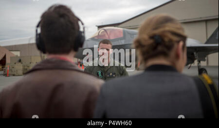 Medien führen ein Interview mit US Marine Corps Sgt. Andrew Berry eine Avionik Techniker, mit Marine Fighter Attack Squadron (Vmfa) 121 B auf der F-35 Lightning II, an Joint Base Elmendorf-Richardson, Alaska, am 10. Mai 2017, während der Übung nördlichen Rand 17. Nördlichen Rand 17 ist Premier Alaska's Joint - Training und wird durchgeführt, um die Interoperabilität zwischen verschiedenen Flugzeuge aus allen Dienstleistungen zu stärken. Stockfoto