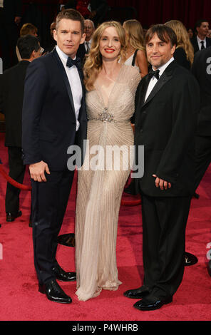 ETHAN HAWKE, Julie Delpy, RICHARD LINKLATER 140 Ankunft am 86th Oscars 2014 Dolby Theatre in Los Angeles. Ethan Hawke, Julie Delpy, RICHARD LINKLATER 140 - - - - - - - - - - - - - Red Carpet Event, Vertikal, USA, Filmindustrie, Prominente, Fotografie, Bestof, Kunst, Kultur und Unterhaltung, Topix Prominente Fashion/Vertikal, Besten, Event in Hollywood Leben - Kalifornien, Roter Teppich und backstage, USA, Film, Stars, Film Stars, TV Stars, Musik, Promis, Fotografie, Bestof, Kunst, Kultur und Unterhaltung, Topix, Vertikal, Familie von aus dem Jahr 2014, Stockfoto