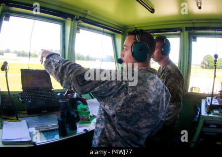 Chief Warrant Officer 2 Hooker Form der zweiten Bataillon Flugplatz Operationen, 130 Aviation Regiment (North Carolina National Guard), weist auf die Skyline als UH-60 Black Hawk macht eine Landung am Harnett regionale Jetport, N.C., Mai 10. Stockfoto