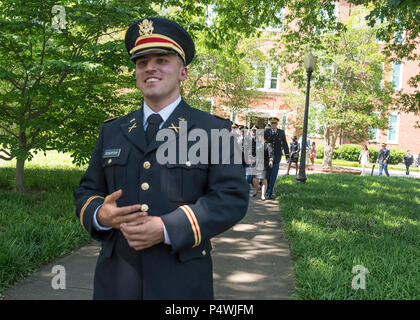 Neue US-Armee 2. Lt Allen Robertson Spaziergänge durch die Clemson University Campus zu seiner Freundin vorzuschlagen, Chelsea Campbell, nach seiner Reserve Officers' Training Corps Inbetriebnahme Zeremonie, 10. Mai 2017. Die zwei trafen, während sie waren Studenten an der Clemson und wird sowohl Absolvent in dieser Woche. Robertson, der stammt aus Mooresville, N.C., erwarb einen Abschluss in Rechnungswesen an der Clemson und seine erste Pflicht station mit in Fort Campbell, Ky. Mit der Luftlandedivision sein wird. Campbell, der Fort Mill, S.C., erwarb ihren Abschluss in Psychologie. Stockfoto