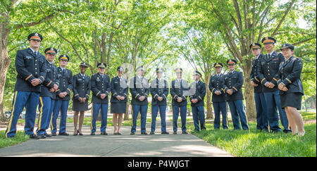 15 brandneue US-Armee zweite Leutnants sammeln unter den Bäumen auf der Clemson University Campus, nachdem ihre Reserve Officers' Training Corps Inbetriebnahme Zeremonie, 10. Mai 2017. Stockfoto