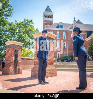 Neu im Auftrag der US Air Force 2nd Lieutenant Sean Mac Lain (links) erhält seinen ersten Gruß während eines Silver Dollar Zeremonie nach der Clemson University Reserve Officers' Training Corps Inbetriebnahme Zeremonie, 10. Mai 2017. Mac gelegen war, ein Mitglied der nationalen Meisterschaft Clemson Football Team 2016 und der Clemson Pershing Rifles nationaler Meister bohren 2016 und Zeremonie Squad. Stockfoto