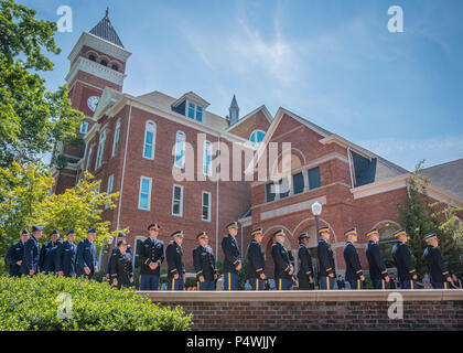 Neue US-Armee und Luftwaffe zweite leutnants Linie vor der Clemson University Tillman Halle ihren ersten begrüßt nach in eine Reserve Officers' Training Corps Zeremonie Auftrag zu erhalten, 10. Mai 2017. Stockfoto