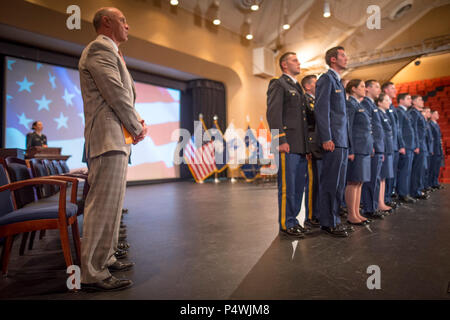 Der Clemson Universität Präsident James Clements (links) singt die Alma Mater mit 26 brandneuen US-Armee und Luftwaffe zweite leutnants nach ihre Reserve Officers' Training Corps Inbetriebnahme Zeremonie in der Tillman Hall Auditorium, 10. Mai 2017. Stockfoto