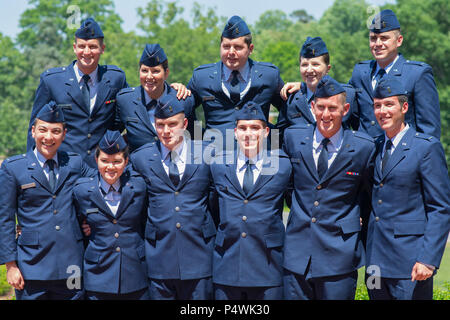 Elf brandneue US Air Force zweite Leutnants für Bilder nach ihrer Inbetriebnahme Zeremonie an der Clemson Universität, 10. Mai 2017 dar. Stockfoto