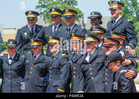 Eine Gruppe von neuen US-Armee zweite leutnants Posieren für Bilder nach ihrer Inbetriebnahme Zeremonie an der Clemson Universität, 10. Mai 2017. Stockfoto