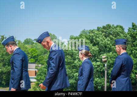 Vier brandneue US Air Force zweite Leutnants vorbereiten, ihre ersten begrüßt als Offiziere während einer Silver Dollar Zeremonie auf der Clemson University Military Heritage Plaza, 10. Mai 2017 zu erhalten. Stockfoto