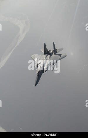 EIELSON AIR FORCE BASE, Alaska - ein US Air Force F-15C Eagle Pilot an der 67th Fighter Squadron aus Kadena Air Base, Japan zugewiesen, führt eine Sortie 9. Mai 2017, während der nördliche Rand 2017 (NE 17), über die Gemeinsame Pacific-Alaska Bereich Komplex. NE 17 ist Alaska's Premier gemeinsame Ausbildung Übung darauf ausgerichtet, den Betrieb, Techniken und Verfahren sowie zur Praxis wie Interoperabilität zwischen den Diensten zu verbessern. Tausende von Teilnehmern aus allen Diensten, Flieger, Soldaten, Seemänner, Marinesoldaten und Küstenwache aus dem aktiven Dienst, Reserve und der National Guard Einheiten beteiligt sind. Stockfoto