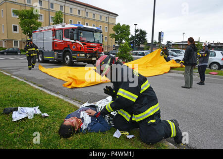 Feuerwehrmänner zu U.S. Army Garrison Italien zugewiesen, während der Löwe Antwort übung, Vicenza militärischen Gemeinschaft durchgeführt Die vollständige Lion Shake '17 Übung auf Caserma Ederle Vicenza, Italien, 10. Mai 2017. Der Zweck der jährlichen Übung war zu testen und Schutz und das Management in Notfällen Pläne und Verfahren als Reaktion auf eine Notfallsituation zu validieren. Stockfoto