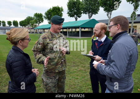 Oberst Steve Marken, U.S. Army Garrison Italien Commander, die Übung in der Presse während der Löwe Antwort erklären Sie die Übung, die Vicenza militärischen Gemeinschaft durchgeführt Die vollständige Lion Shake '17 Übung auf Caserma Ederle Vicenza, Italien, 10. Mai 2017. Der Zweck der jährlichen Übung war zu testen und Schutz und das Management in Notfällen Pläne und Verfahren als Reaktion auf eine Notfallsituation zu validieren. Stockfoto