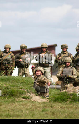 Eine ukrainische Soldaten aus dem 1. Airmobile Bataillon, 79. Air Assault Brigade wirft eine Praxis-Granate während des Trainings am Yavoriv Combat Training Center auf der internationalen Friedenssicherung und Security Center in der Nähe von Yavoriv, Ukraine, am 10. Mai.    Yavoriv CTC-Personal zusammen mit Mentoren aus der US-Armee 45. Infantry Brigade Combat Team, führen Granate Einarbeitung und Ausbildung Beschäftigung mit Soldaten aus den 1-79. während der Rotation des Bataillons durch Yavoriv CTC. 45. ist die Ukraine als Teil der gemeinsamen multinationale Ausbildung Gruppe-Ukraine, eine internationale Coaliti eingesetzt. Stockfoto