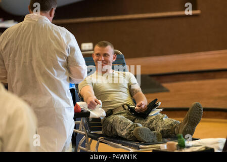 US Air Force Senior Airman Allen Turner, 52. Bauingenieur-Geschwader schwere Ausrüstung Betreiber, spendet Blut während einer Armed Services Blood Program Blutspendeaktion in der Backstein-Haus in Spangdahlem Air Base, Deutschland, 10. Mai 2017. Die ASBP liefert Blut und Blutprodukte für 1,3 Millionen Militärangehörige und ihre Familien in der ganzen Nation und der ganzen Welt jedes Jahr. Stockfoto