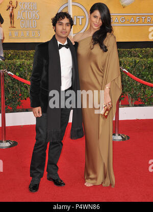 Neha Kapur, Kunal Nayyar am 20. SAG Awards 2014 bei der Ankunft im Shrine Auditorium in Los Angeles. Neha Kapur, Kunal Nayyar - - - - - - - - - - - - - Red Carpet Event, Vertikal, USA, Filmindustrie, Prominente, Fotografie, Bestof, Kunst, Kultur und Unterhaltung, Topix Prominente Fashion/Vertikal, Besten, Event in Hollywood Leben - Kalifornien, Roter Teppich und backstage, USA, Film, Stars, Film Stars, TV Stars, Musik, Promis, Fotografie, Bestof, Kunst, Kultur und Unterhaltung, Topix, Vertikal, Familie von aus dem Jahr 2014, Anfrage tsuni@Gamma-USA.com Mann Stockfoto