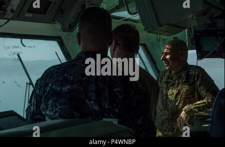 Brig. Gen. Jeffrey Kramer mit Blick auf das Rote Meer während an Bord der USS Bataan Marine Angriff Schiff. Eifrig Lion ist eine jährliche US Central Command Übung in Jordanien, die militärische Stärkung der militärischen Beziehungen zwischen den USA, Jordanien und anderen internationalen Partnern. In diesem Jahr Iteration besteht aus ungefähr 7.200 Soldaten aus mehr als 20 Nationen, die für Szenarien, die Sicherheit der Grenzen, das Kommando und die Kontrolle, Cyber Defense und battlespace Management reagieren werden. Stockfoto