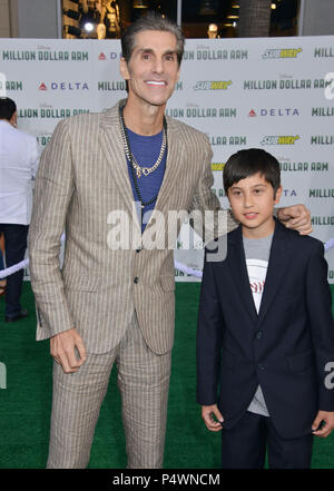 Perry Farrell, Hezron Wolfgang Farrell an die Million Dollar Arm Premiere am El Capitan Theatre in Los Angeles. Perry Farrell, Hezron Wolfgang Farrell - - - - - - - - - - - - - Red Carpet Event, Vertikal, USA, Filmindustrie, Prominente, Fotografie, Bestof, Kunst, Kultur und Unterhaltung, Topix Prominente Fashion/Vertikal, Besten, Event in Hollywood Leben - Kalifornien, Roter Teppich und backstage, USA, Film, Stars, Film Stars, TV Stars, Musik, Promis, Fotografie, Bestof, Kunst, Kultur und Unterhaltung, Topix, Vertikal, Familie von aus dem Jahr 2014, Anfrage Stockfoto