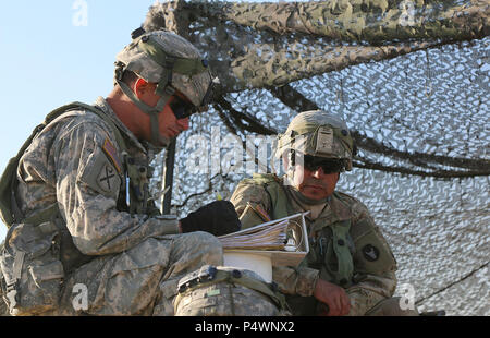Staff Sgt. Westly Vansickel und SPC. Paul Chacon, Supply Spezialisten mit der 1034Th Combat Sustainment Support Bataillons, Iowa Army National Guard, überprüfen Sie Ihre Ausrüstung Datensätze in Fort Irwin, Kalifornien, am 9. Mai 2017. Der 1034Th ist die Durchführung von Joint Force Training als Teil eines 3-wöchigen Rotation an der National Training Center. Stockfoto