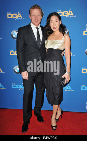 Sandra Oh, Kevin McKidd Ankunft auf dem 66. jährlichen DGA-Awards 2014 im Hyatt Regency Century Plaza Hotel in Century City. Sandra Oh, Kevin McKidd - - - - - - - - - - - - - Red Carpet Event, Vertikal, USA, Filmindustrie, Prominente, Fotografie, Bestof, Kunst, Kultur und Unterhaltung, Topix Prominente Fashion/Vertikal, Besten, Event in Hollywood Leben - Kalifornien, Roter Teppich und backstage, USA, Film, Stars, Film Stars, TV Stars, Musik, Promis, Fotografie, Bestof, Kunst, Kultur und Unterhaltung, Topix, Vertikal, Familie von aus dem Jahr 2014, Anfrage tsuni Stockfoto