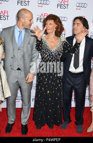 Sophia Loren, Sohn Carlo Ponti jr., Sohn Edoardo Ponti an den Tribut zu Sofia Loren, noch Alice, Mami Premiere auf der Dolby Theater, November 12, 2014, in Los Angeles, Sophia Loren, Sohn Carlo Ponti jr., Sohn Edoardo Ponti - - - - - - - - - - - - - Red Carpet Event, Vertikal, USA, Filmindustrie, Prominente, Fotografie, Bestof, Kunst, Kultur und Unterhaltung, Topix Prominente Fashion/Vertikal, Besten, Event in Hollywood Leben - Kalifornien, Roter Teppich und backstage, USA, Film, Stars, Film Stars, TV Stars, Musik, Promis, Fotografie, Bestof, Kunst Kultur und Entertainm Stockfoto