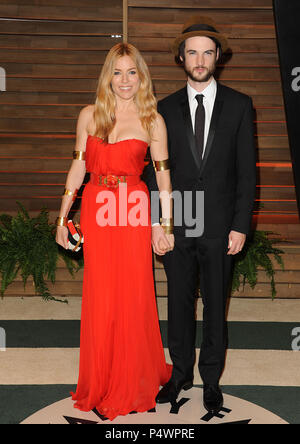 Tom Sturridge, Sienna Miller 346 Ankunft auf dem Vanity Fair Oscars Partei 2014 8680 Sunset Boulevard West Hollywood. Tom Sturridge, Sienna Miller 346 - - - - - - - - - - - - - Red Carpet Event, Vertikal, USA, Filmindustrie, Prominente, Fotografie, Bestof, Kunst, Kultur und Unterhaltung, Topix Prominente Fashion/Vertikal, Besten, Event in Hollywood Leben - Kalifornien, Roter Teppich und backstage, USA, Film, Stars, Film Stars, TV Stars, Musik, Promis, Fotografie, Bestof, Kunst, Kultur und Unterhaltung, Topix, Vertikal, Familie von aus dem Jahr 2014, Anfrage Stockfoto