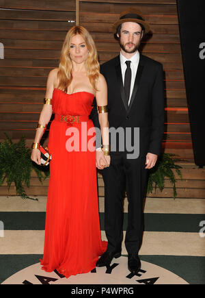 Tom Sturridge, Sienna Miller 347 Ankunft auf dem Vanity Fair Oscars Partei 2014 8680 Sunset Boulevard West Hollywood. Tom Sturridge, Sienna Miller 347 - - - - - - - - - - - - - Red Carpet Event, Vertikal, USA, Filmindustrie, Prominente, Fotografie, Bestof, Kunst, Kultur und Unterhaltung, Topix Prominente Fashion/Vertikal, Besten, Event in Hollywood Leben - Kalifornien, Roter Teppich und backstage, USA, Film, Stars, Film Stars, TV Stars, Musik, Promis, Fotografie, Bestof, Kunst, Kultur und Unterhaltung, Topix, Vertikal, Familie von aus dem Jahr 2014, Anfrage Stockfoto