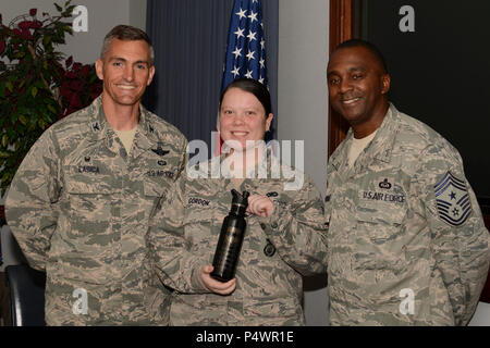 Us Air Force Senior Airman Jennifer Gordon, 20 Sicherheitskräfte Squadron Pläne und Programme Techniker, Mitte, wird erkannt als der Shaw "Weasel der Woche" von Oberst Daniel Lasica, 20 Fighter Wing (FW) Commander, Links, und Chief Master Sgt. Christopher McKinney, 20 FW-Befehl Chief, bei Shaw Air Force Base, S.C., 10. Mai 2017. Gordon war für ihre kriegerische Gesinnung und die Liebe zum Detail erkannt während der Pläne Überprüfung, Memoranda of Understanding und Vereinbarungen des Abkommens, das Fähigkeiten base Verteidiger erhöhen Installation zum Schutz der Vermögenswerte und Team Shaw Mitglieder. Stockfoto