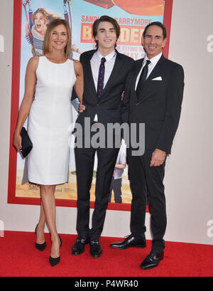 Zak Henri, Brenda Strong, Tom Henri - an der Blended Premiere auf der Chinese Theatre in Los Angeles. Zak Henri, Brenda Strong, Tom Henri - - - - - - - - - - - - - - Red Carpet Event, Vertikal, USA, Filmindustrie, Prominente, Fotografie, Bestof, Kunst, Kultur und Unterhaltung, Topix Prominente Fashion/Vertikal, Besten, Event in Hollywood Leben - Kalifornien, Roter Teppich und backstage, USA, Film, Stars, Film Stars, TV Stars, Musik, Promis, Fotografie, Bestof, Kunst, Kultur und Unterhaltung, Topix, Vertikal, Familie von aus dem Jahr 2014, Anfrage tsuni@Gamma-USA.co Stockfoto