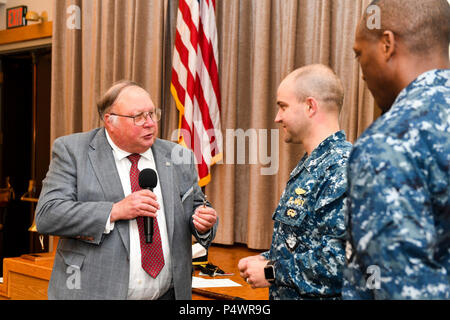 SILVERDALE, Washington (9. Mai 2017) Alan Strahl, Präsident des Bremerton Navy League, präsentiert Leutnant John Walker, von Houston, die Seawolf zugewiesen-u-Boot USS Jimmy Carter (SSN 23) mit einer Waffen pin, während der pilly verliehen Preisverleihung. Die Auszeichnung wurde die von mehreren Bremerton/Olympic Peninsula Navy League Council Board Mitglieder erstellt, Leitung durch spät Bremerton-Olympic Halbinsel Navy League Rat Präsident, Carolyn Dankers. Hintere Adm. Willis' Pilly" der Fastenzeit Sohn, Kapitän (Ret) Wird die Fastenzeit Jr. dient als Navy League Mitglied des Verwaltungsrats. Stockfoto