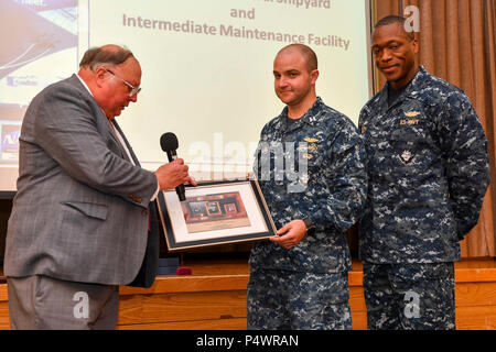 SILVERDALE, Washington (9. Mai 2017) Alan Strahl, Präsident des Bremerton Navy League, präsentiert Leutnant John Walker, von Houston, die Seawolf zugewiesen-u-Boot USS Jimmy Carter (SSN 23) mit den Pilly Fastenzeit Award, auch bekannt als U-Boot War-Fighting award. Die Auszeichnung wurde die von mehreren Bremerton/Olympic Peninsula Navy League Council Board Mitglieder erstellt, Leitung durch spät Bremerton-Olympic Halbinsel Navy League Rat Präsident, Carolyn Dankers. Hintere Adm. Willis' Pilly" der Fastenzeit Sohn, Kapitän (Ret) Wird die Fastenzeit Jr. dient als Navy League Mitglied des Verwaltungsrats. Stockfoto