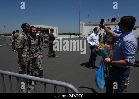 Zwei Mitglieder der North Carolina Air National Guard posieren für ein Foto folgt eines der Mitglieder aus einem dreimonatigen Einsatz in Südwestasien, während auf der North Carolina Air National Guard Base, Charlotte Douglas International Airport, 10. Mai 2017. Dies ist die erste Gruppe von Air Guard die Bereitsteller von laufenden Sendung der 145 Airlift Wing zur Unterstützung der Operation, die die Freiheit des Sentinel zurückzukehren. Stockfoto