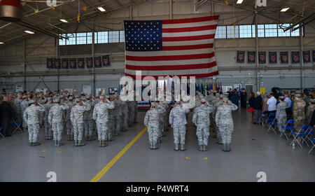 Air Commandos nehmen an der 492Nd Special Operations Wing Aktivierung Zeremonie am Hurlburt Field, 10. Mai 2017. Die Air Force Special Operations Air Warfare Center wurde als der 492Nd SOW während einer Zeremonie redesignated. Unmittelbar nach der 492Nd Special Operations Group und der 492Nd Special Operations Training Gruppe wurden zusammen mit den 492Nd Special Operations Support Squadron und der 492Nd Special Operations erweiterte Funktionen Squadron aktiviert. Stockfoto