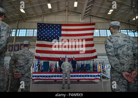 Air Commandos nehmen an der 492Nd Special Operations Wing Aktivierung Zeremonie am Hurlburt Field, 10. Mai 2017. Die Air Force Special Operations Air Warfare Center wurde als der 492Nd SOW während einer Zeremonie redesignated. Unmittelbar nach der 492Nd Special Operations Group und der 492Nd Special Operations Training Gruppe wurden zusammen mit den 492Nd Special Operations Support Squadron und der 492Nd Special Operations erweiterte Funktionen Squadron aktiviert. Stockfoto