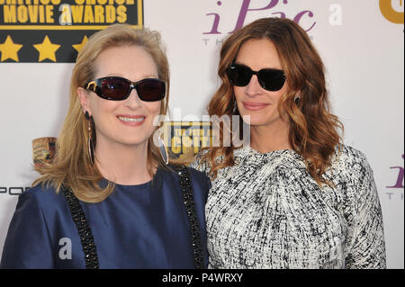 Meryl Streep und Julia Roberts auf der 19 Kritiker s Choice Awards 2014 an der Barker Hangar in Santa Monicaa Meryl Streep und Julia Roberts 121 Veranstaltung in Hollywood Leben - Kalifornien, Red Carpet Event, USA, Filmindustrie, Prominente, Fotografie, Bestof, Kunst, Kultur und Unterhaltung, Topix prominente Mode, Besten, Hollywood Leben, Event in Hollywood Leben - Kalifornien, Roter Teppich und backstage, Film Stars, TV Stars, Musik, Promis, Topix, Akteure aus dem gleichen Film, Cast und co Star zusammen. Anfrage tsuni@Gamma-USA.com, Kredit Tsuni/USA, 2015-Gruppe, TV und Film kann Stockfoto