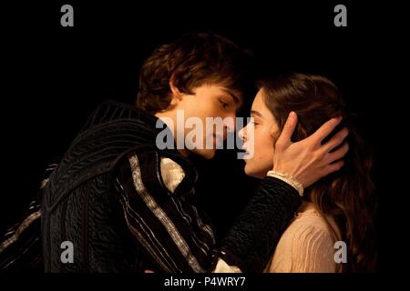 Original Film Titel: ROMEO UND JULIA. Englischer Titel: ROMEO UND JULIA. Film Regie: Carlo CARLEI. Jahr: 2013. Stars: HAILEE STEINFELD; DOUGLAS STAND. Credit: BERNSTEIN ENTERTAINMENT/Album Stockfoto