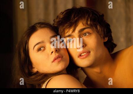 Original Film Titel: ROMEO UND JULIA. Englischer Titel: ROMEO UND JULIA. Film Regie: Carlo CARLEI. Jahr: 2013. Stars: HAILEE STEINFELD; DOUGLAS STAND. Credit: BERNSTEIN ENTERTAINMENT/Album Stockfoto