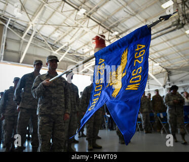 Air Commandos nehmen an der 492Nd Special Operations Wing Aktivierung Zeremonie am Hurlburt Field, 10. Mai 2017. Die Bezeichnung für die 492Nd SOW stammt aus dem Zweiten Weltkrieg, als die 801St Bombardierung Gruppe war im Harrington Feld, England, im September 1943 gegründet. Fast ein Jahr später, es wäre wie die 492Nd redesignated Bombardement Group, ein Cover für Ihre geheime Mission - Betrieb Carpetbagger werden. Stockfoto