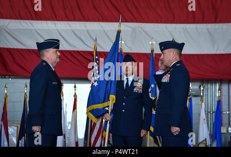 Air Commandos nehmen an der 492Nd Special Operations Wing Aktivierung Zeremonie am Hurlburt Field, 10. Mai 2017. Die Air Force Special Operations Air Warfare Center wurde als der 492Nd SOW während einer Zeremonie redesignated. Unmittelbar nach der 492Nd Special Operations Group und der 492Nd Special Operations Training Gruppe wurden zusammen mit den 492Nd Special Operations Support Squadron und der 492Nd Special Operations erweiterte Funktionen Squadron aktiviert. Stockfoto