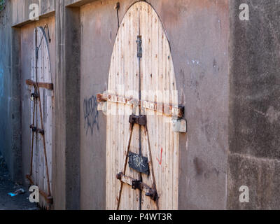 Holz-, Graffiti bedeckt Tür in einem der hinteren Gasse gesperrt Stockfoto