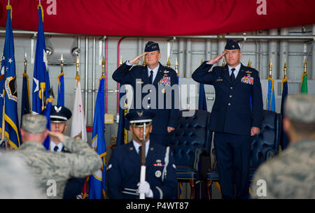 Air Commandos nehmen an der 492Nd Special Operations Wing Aktivierung Zeremonie am Hurlburt Field, 10. Mai 2017. Die Air Force Special Operations Air Warfare Center wurde als der 492Nd SOW während einer Zeremonie redesignated. Unmittelbar nach der 492Nd Special Operations Group und der 492Nd Special Operations Training Gruppe wurden zusammen mit den 492Nd Special Operations Support Squadron und der 492Nd Special Operations erweiterte Funktionen Squadron aktiviert. Stockfoto