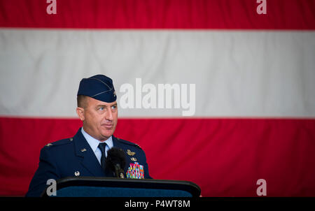 Air Commandos nehmen an der 492Nd Special Operations Wing Aktivierung Zeremonie am Hurlburt Field, 10. Mai 2017. Die Air Force Special Operations Air Warfare Center wurde als der 492Nd SOW während einer Zeremonie redesignated. Unmittelbar nach der 492Nd Special Operations Group und der 492Nd Special Operations Training Gruppe wurden zusammen mit den 492Nd Special Operations Support Squadron und der 492Nd Special Operations erweiterte Funktionen Squadron aktiviert. Stockfoto