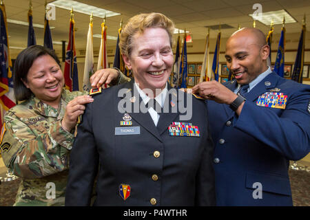 New Jersey Army National Guard Oberst Lisa J. Hou, links, und New Jersey Air National Guard techn. Sgt Isiah Thomas, Recht, Pin auf Chief Warrant Officer 4 Michele Thomas Chief Warrant Officer 5 Epauletten während ihrer Förderung-Zeremonie in der Halle der Erinnerung an Joint Force Headquarters, New Jersey National Guard, gelegen am Joint Base McGuire-Dix-Lakehurst, New Jersey, 10. Mai 2017. Es gibt derzeit 128 Warrant Officers in New Jersey Army National Guard, sieben davon halten den Rang eines Chief Warrant Officer 5. Die Armee-Offizier-Korps besteht aus mehr als 25.000 Männer und Frauen die Stockfoto